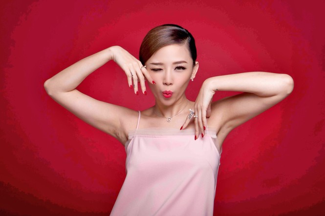 Không cần hở táo bạo, Tóc Tiên rạng ngời đón Giáng Sinh rực rỡ - ảnh 2
