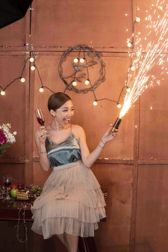 Không cần hở táo bạo, Tóc Tiên rạng ngời đón Giáng Sinh rực rỡ - ảnh 8