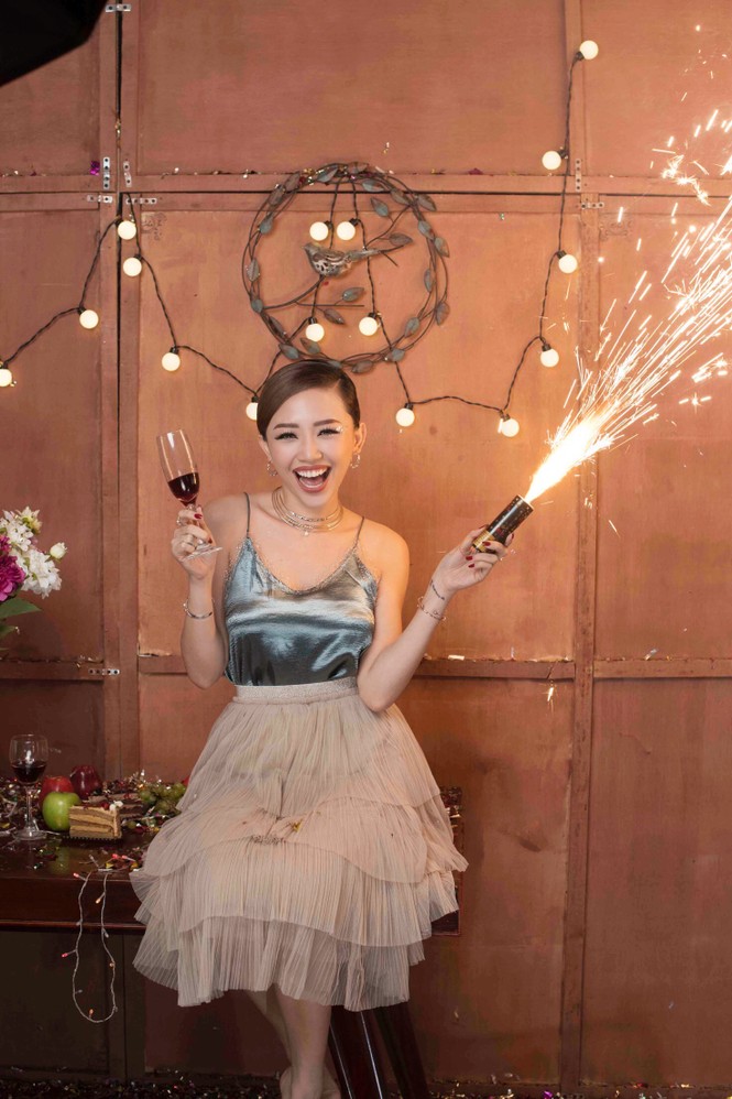 Không cần hở táo bạo, Tóc Tiên rạng ngời đón Giáng Sinh rực rỡ - ảnh 7