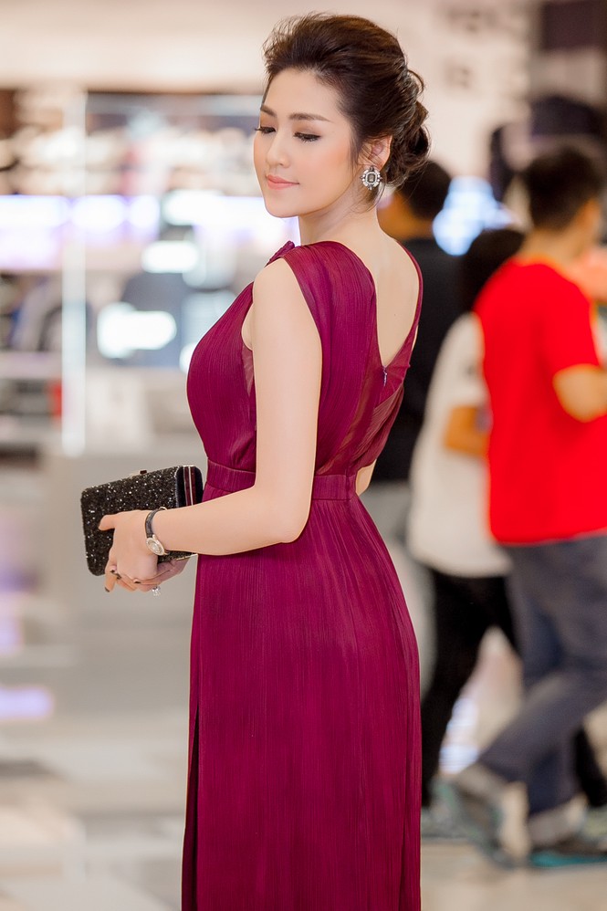 Á hậu Tú Anh cuốn hút ánh nhìn với váy xẻ cao - ảnh 5