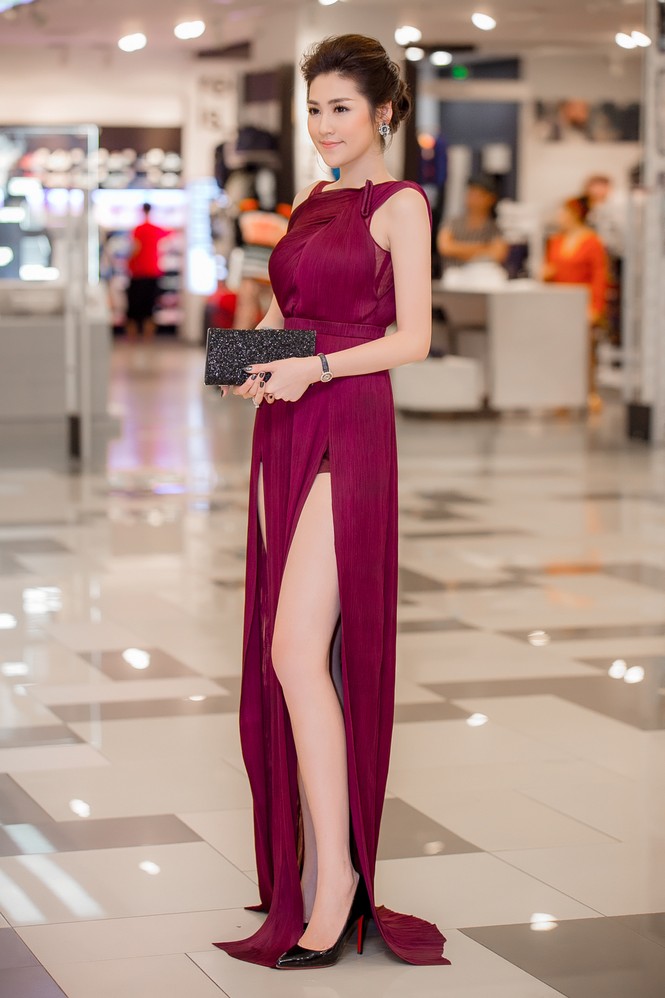 Á hậu Tú Anh cuốn hút ánh nhìn với váy xẻ cao - ảnh 3