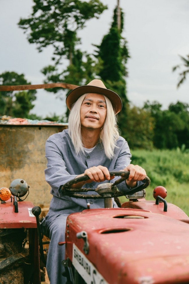 Hoài Linh tóc bạc phơ, lái máy cày chở Hoàng Oanh trên đường quê - ảnh 2
