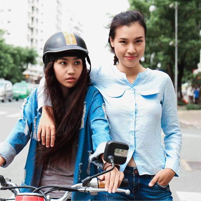 Hoài Linh tóc bạc phơ, lái máy cày chở Hoàng Oanh trên đường quê - ảnh 9