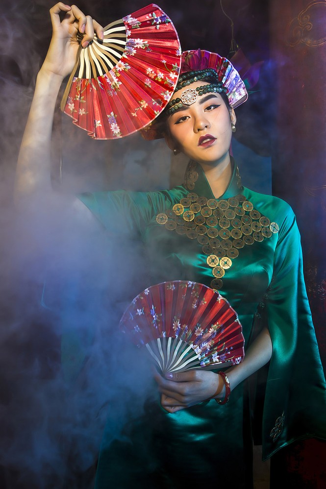 Siêu mẫu Hạ Vy, Phan Hà Phương ma mị với áo dài cổ - ảnh 7
