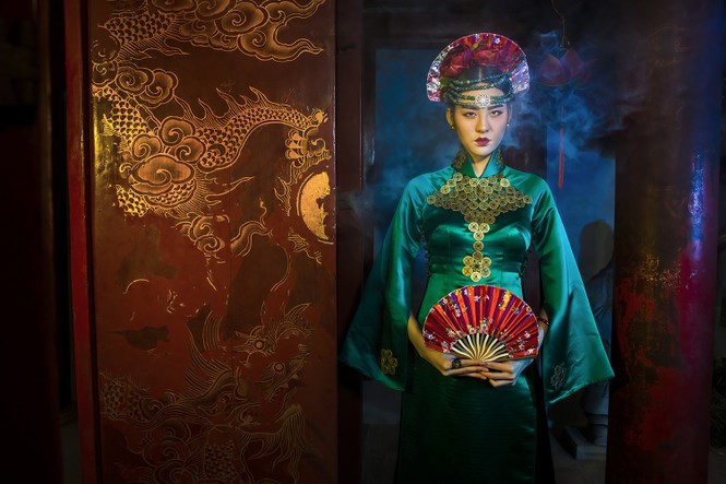 Siêu mẫu Hạ Vy, Phan Hà Phương ma mị với áo dài cổ - ảnh 6