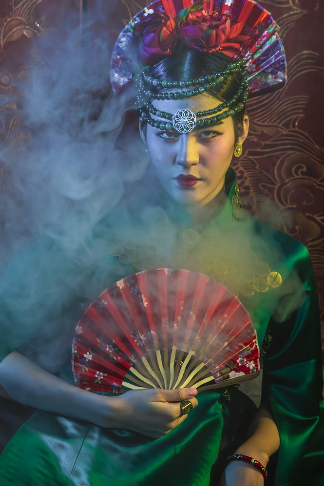 Siêu mẫu Hạ Vy, Phan Hà Phương ma mị với áo dài cổ - ảnh 5