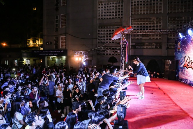 Hari Won ngủ gật trước khi lên sân khấu - ảnh 7