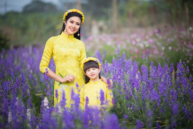 Ngọc Hân xúng xính áo dài du xuân cùng dàn mẫu nhí - ảnh 10