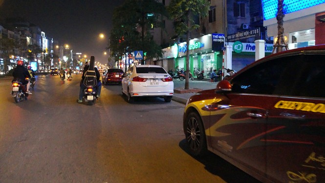 Tận thấy vỉa hè, lòng đường thành bãi xe cho... quán bia - ảnh 15