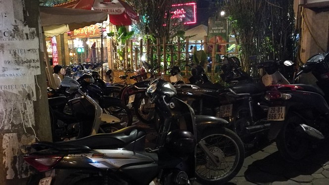 Tận thấy vỉa hè, lòng đường thành bãi xe cho... quán bia - ảnh 5