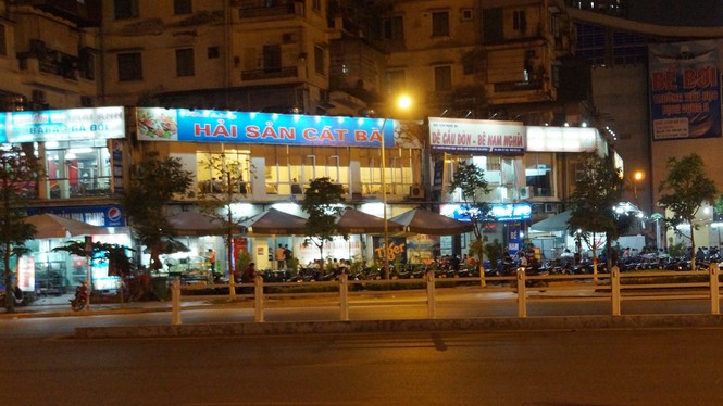 Tận thấy vỉa hè, lòng đường thành bãi xe cho... quán bia - ảnh 9