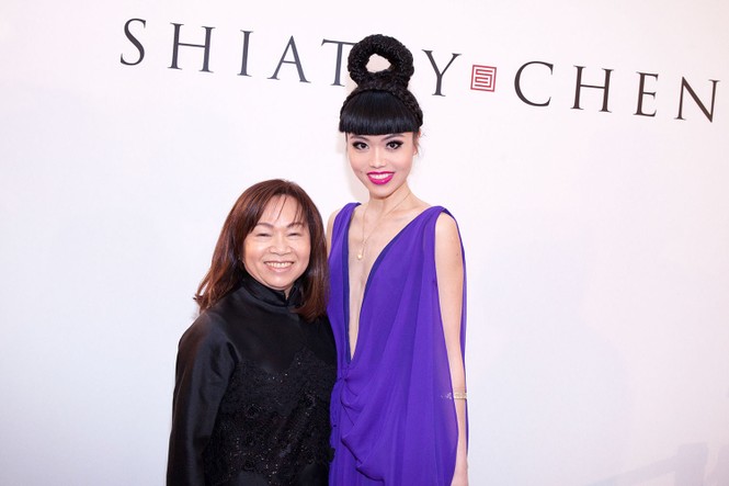 Siêu mẫu Việt gây chú ý khi đến dự Paris Fashion Week - ảnh 2