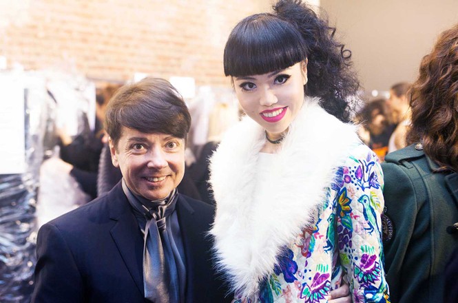 Siêu mẫu Việt gây chú ý khi đến dự Paris Fashion Week - ảnh 5