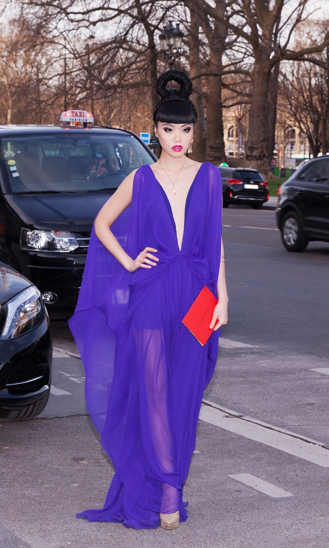 Siêu mẫu Việt gây chú ý khi đến dự Paris Fashion Week - ảnh 1