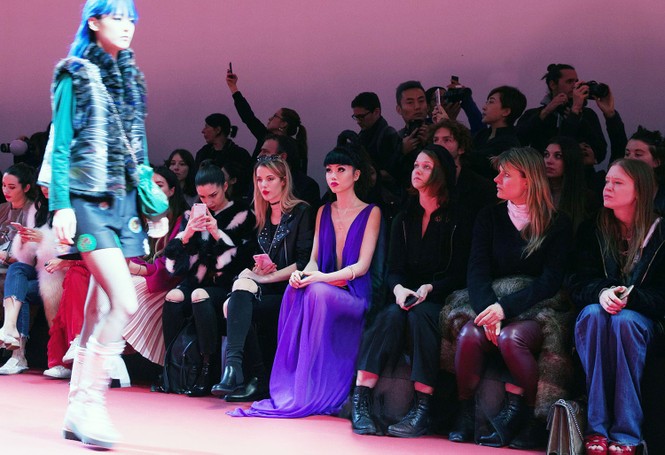 Siêu mẫu Việt gây chú ý khi đến dự Paris Fashion Week - ảnh 3