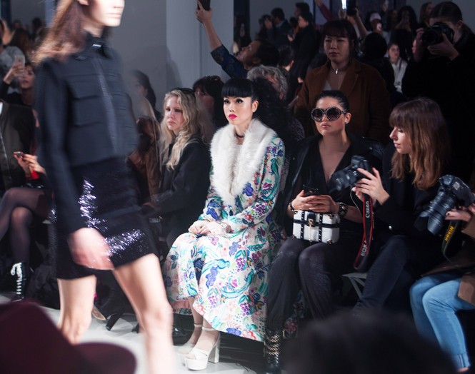 Siêu mẫu Việt gây chú ý khi đến dự Paris Fashion Week - ảnh 7