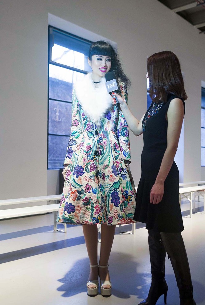 Siêu mẫu Việt gây chú ý khi đến dự Paris Fashion Week - ảnh 9