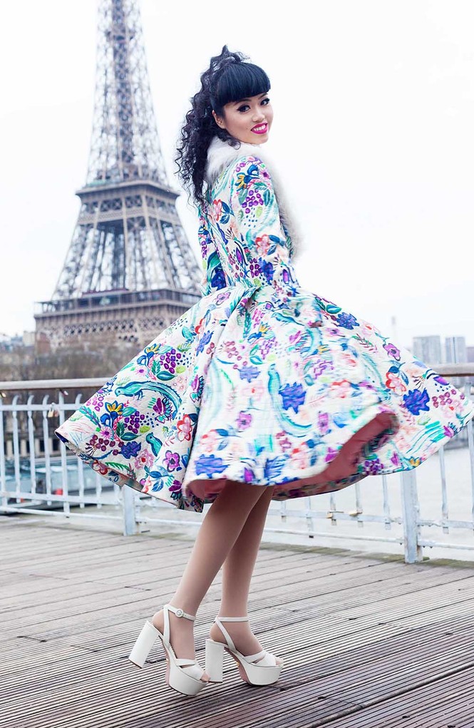 Siêu mẫu Việt gây chú ý khi đến dự Paris Fashion Week - ảnh 4
