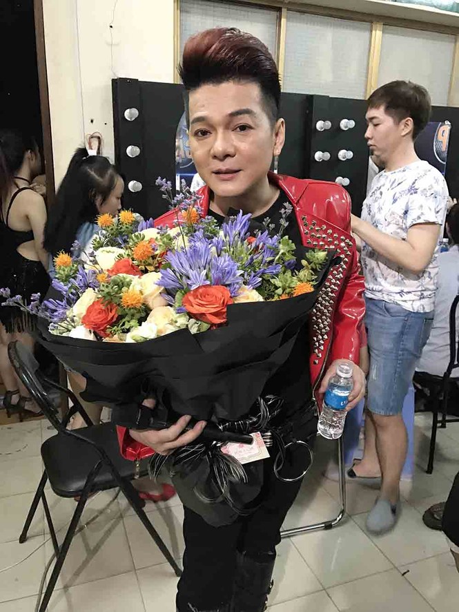 Mr. Đàm mang bánh và gấu bông tặng sinh nhật Vũ Hà trên sân khấu - ảnh 1