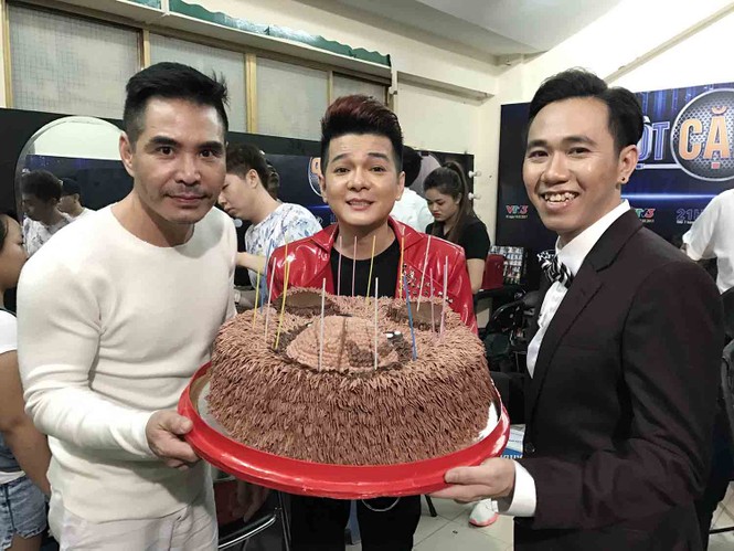 Mr. Đàm mang bánh và gấu bông tặng sinh nhật Vũ Hà trên sân khấu - ảnh 2