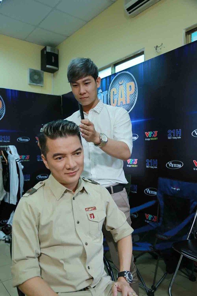 Mr. Đàm mang bánh và gấu bông tặng sinh nhật Vũ Hà trên sân khấu - ảnh 3