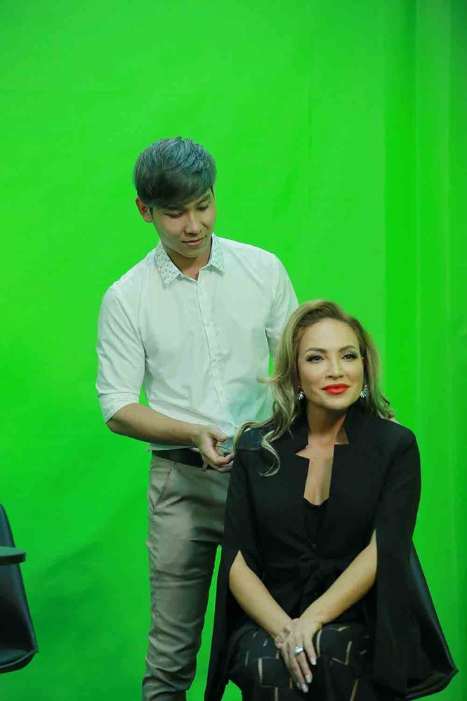 Mr. Đàm mang bánh và gấu bông tặng sinh nhật Vũ Hà trên sân khấu - ảnh 4