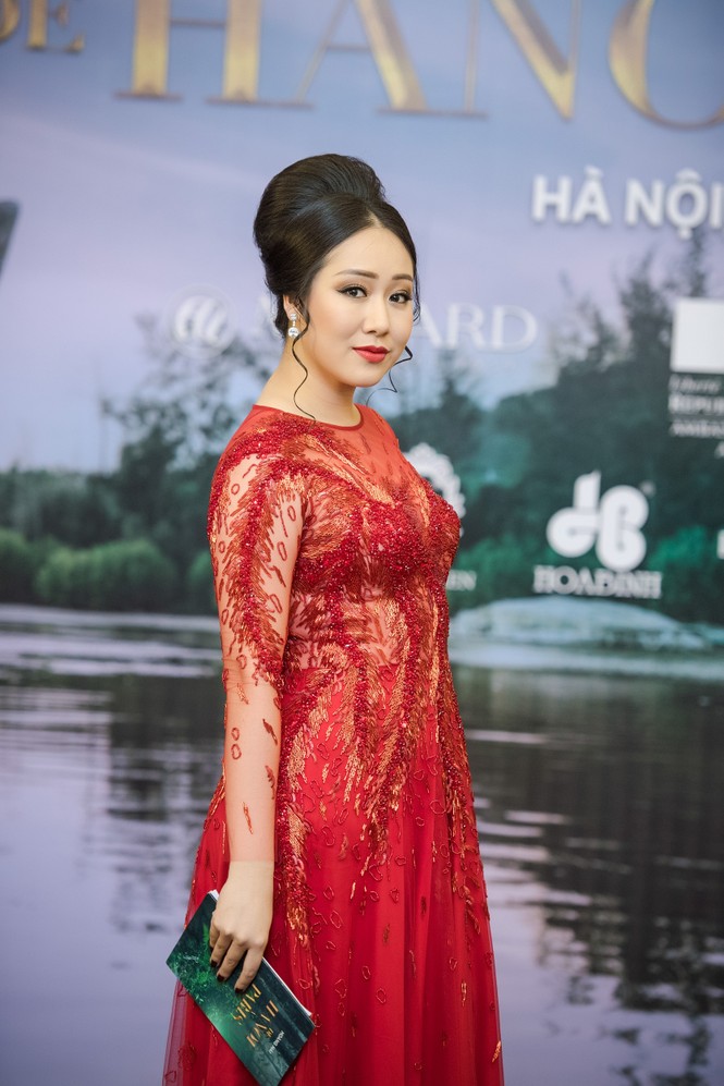 Hoa hậu Ngô Phương Lan được chồng tháp tùng đi làm MC - ảnh 5