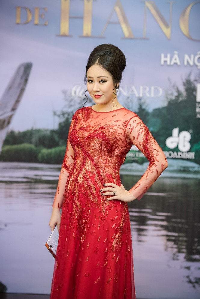 Hoa hậu Ngô Phương Lan được chồng tháp tùng đi làm MC - ảnh 4