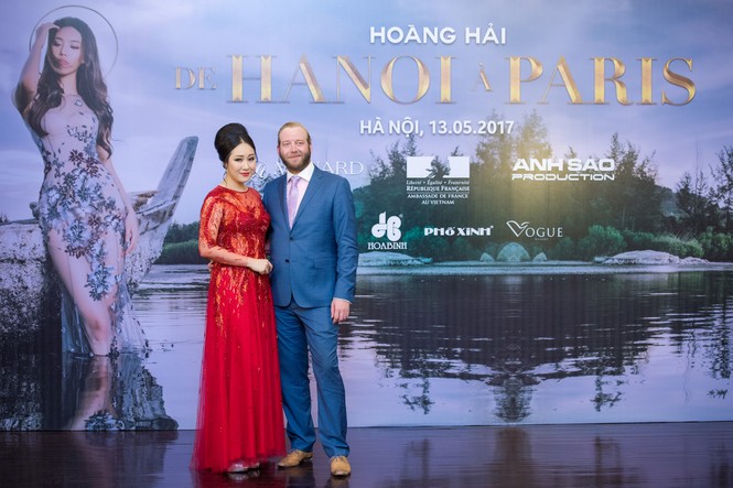 Hoa hậu Ngô Phương Lan được chồng tháp tùng đi làm MC - ảnh 2