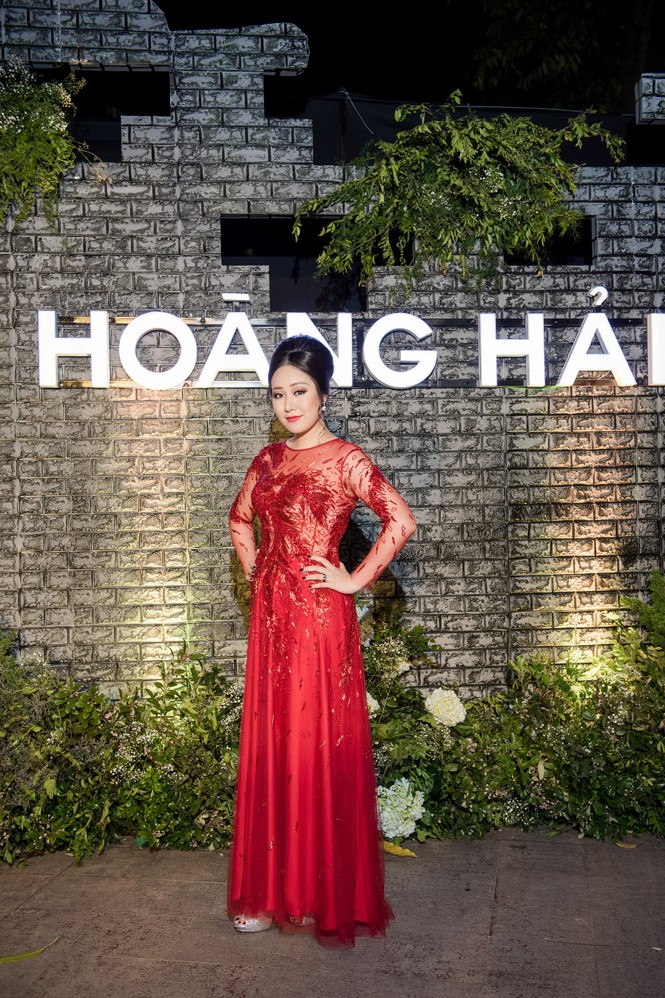 Hoa hậu Ngô Phương Lan được chồng tháp tùng đi làm MC - ảnh 1