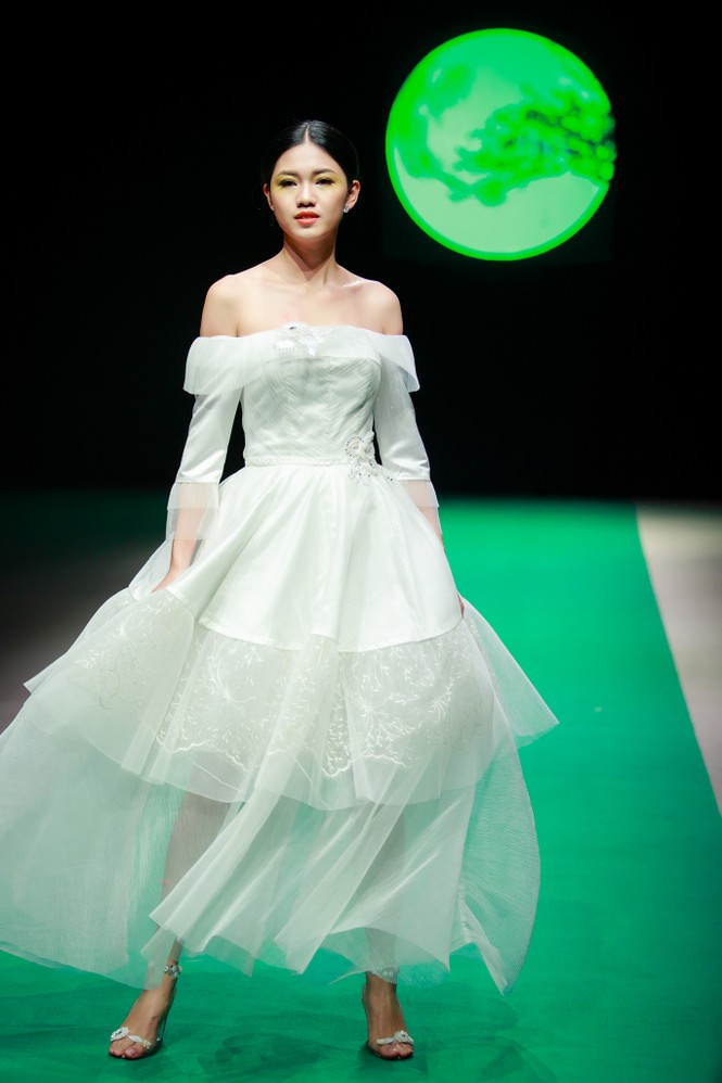 Mẹ con Hồng Quế làm vedette đêm mở màn Tuần lễ thời trang VN 2018 - ảnh 4