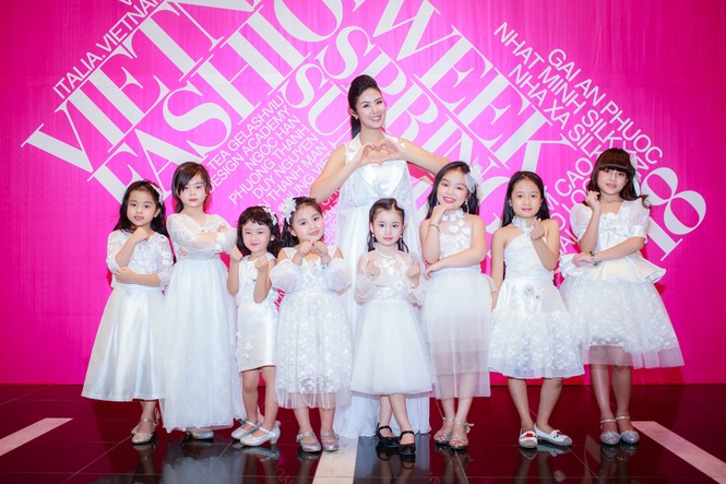 Mẹ con Hồng Quế làm vedette đêm mở màn Tuần lễ thời trang VN 2018 - ảnh 1