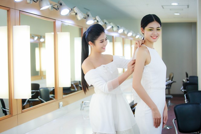 Mẹ con Hồng Quế làm vedette đêm mở màn Tuần lễ thời trang VN 2018 - ảnh 3