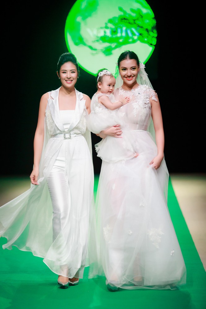 Mẹ con Hồng Quế làm vedette đêm mở màn Tuần lễ thời trang VN 2018 - ảnh 6