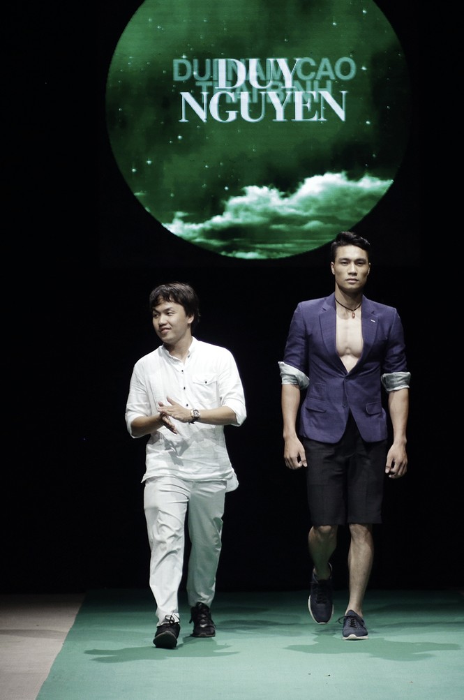 Mẹ con Hồng Quế làm vedette đêm mở màn Tuần lễ thời trang VN 2018 - ảnh 8
