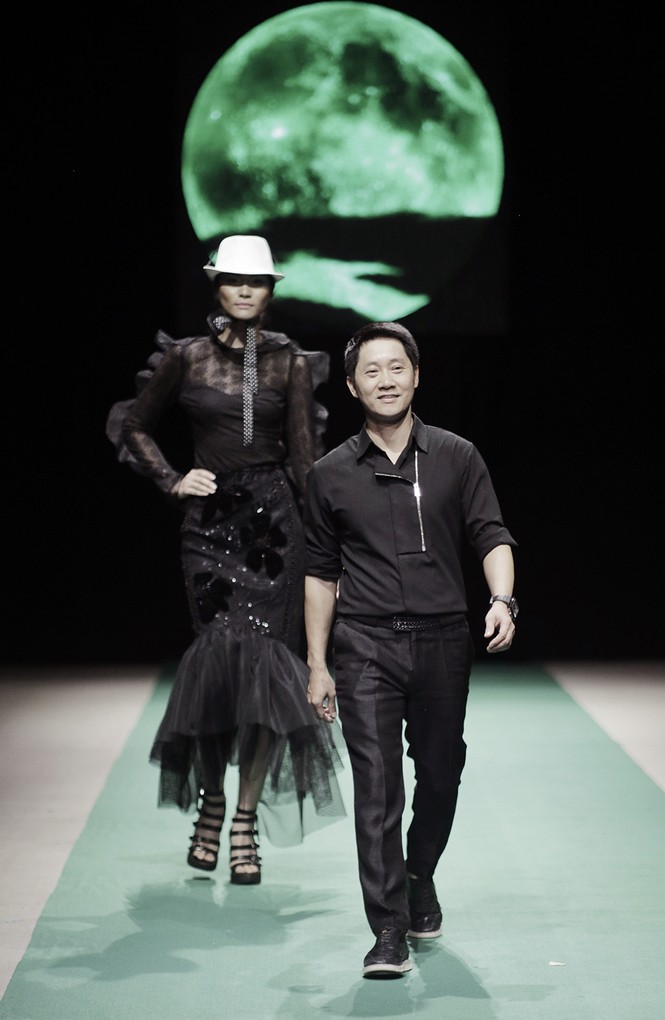 Mẹ con Hồng Quế làm vedette đêm mở màn Tuần lễ thời trang VN 2018 - ảnh 9