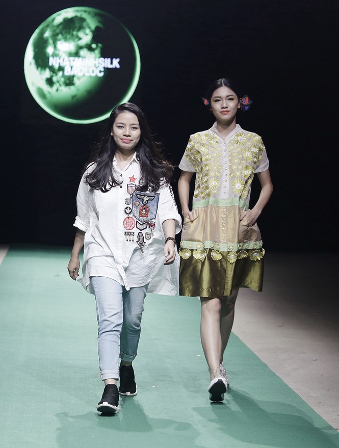 Mẹ con Hồng Quế làm vedette đêm mở màn Tuần lễ thời trang VN 2018 - ảnh 10