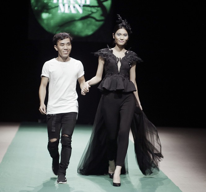 Mẹ con Hồng Quế làm vedette đêm mở màn Tuần lễ thời trang VN 2018 - ảnh 11