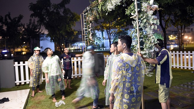 Hàng chục công nhân đội mưa trang trí cho lễ rước dâu của Thu Thảo - ảnh 6