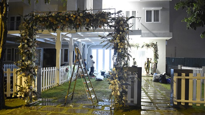 Hàng chục công nhân đội mưa trang trí cho lễ rước dâu của Thu Thảo - ảnh 8
