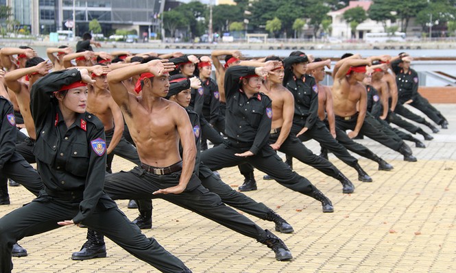 Nữ cảnh sát đặc nhiệm luyện khí công, võ thuật trước APEC - ảnh 1