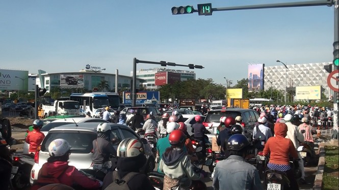 Đề xuất thu phí xe 'mượn đường' khu vực sân bay Tân Sơn Nhất - ảnh 1
