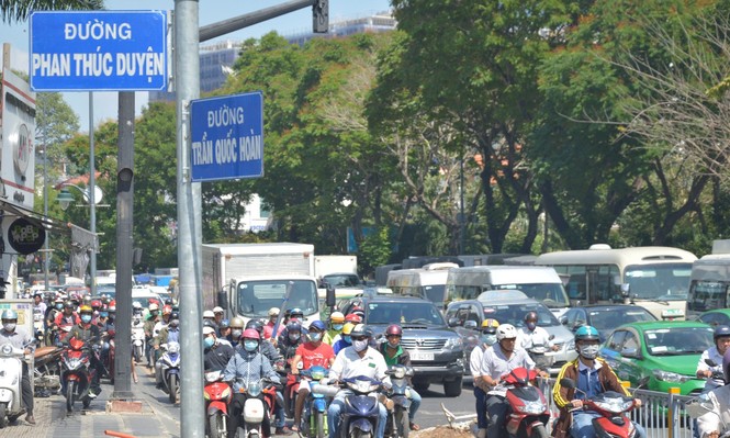 Đề xuất thu phí xe 'mượn đường' khu vực sân bay Tân Sơn Nhất - ảnh 3