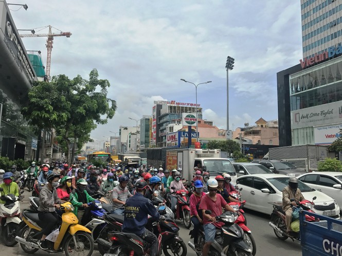 Đề xuất thu phí xe 'mượn đường' khu vực sân bay Tân Sơn Nhất - ảnh 4