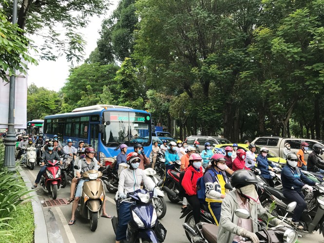 Đề xuất thu phí xe 'mượn đường' khu vực sân bay Tân Sơn Nhất - ảnh 5