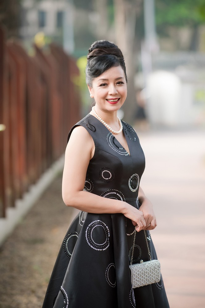 NSƯT Chiều Xuân gợi cảm 'đọ sắc' cùng Ngọc Hân, Thuỵ Vân - ảnh 1