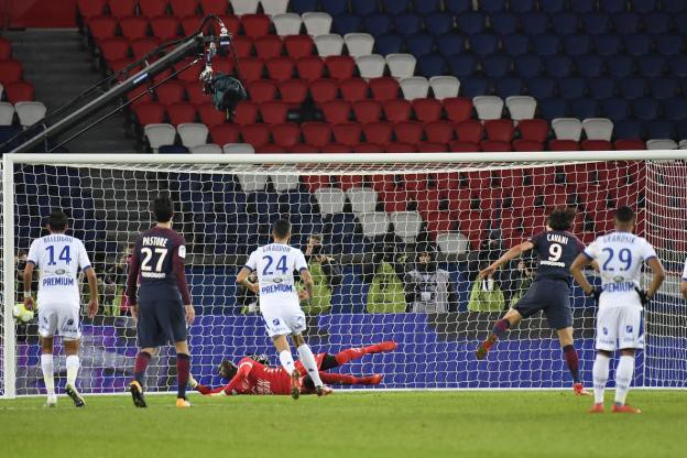 Neymar và Cavani lại… tranh nhau đá penalty - ảnh 1