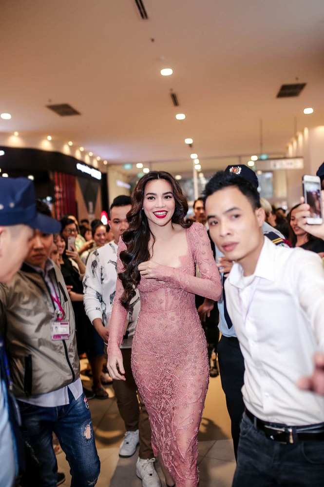 Hàng nghìn fan xếp hàng 3 tiếng để sở hữu thỏi son đầu tiên của Hà Hồ - ảnh 2