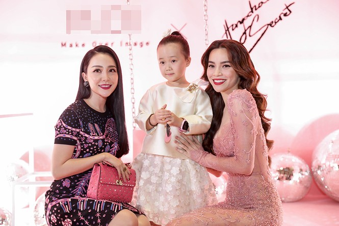 Hàng nghìn fan xếp hàng 3 tiếng để sở hữu thỏi son đầu tiên của Hà Hồ - ảnh 12