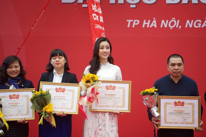 Hoa hậu Mỹ Linh: Phụ nữ đẹp hơn khi có một tấm lòng nhân hậu! - ảnh 4